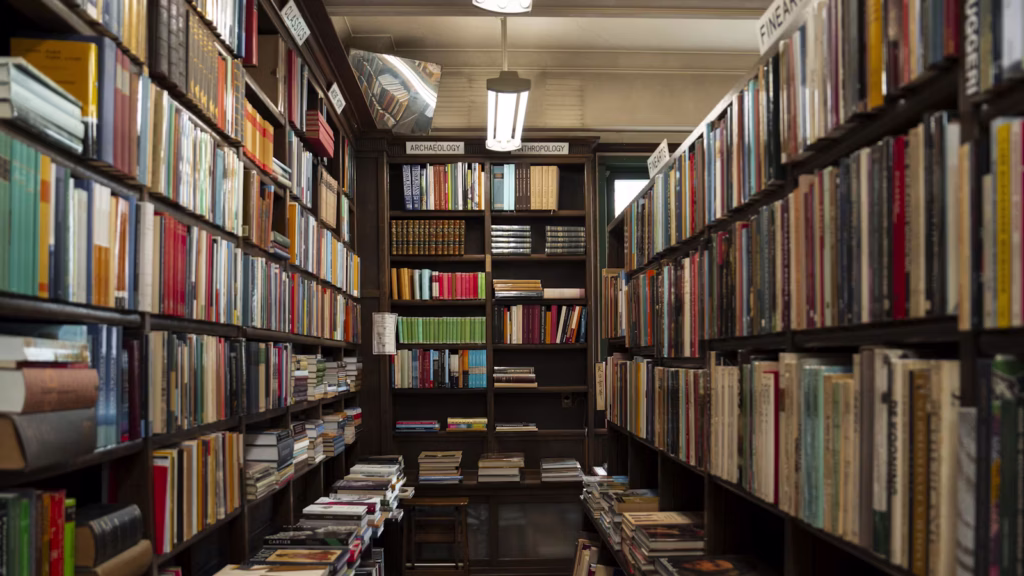 Estanterías de una librería llenas de libros publicados listos para los lectores