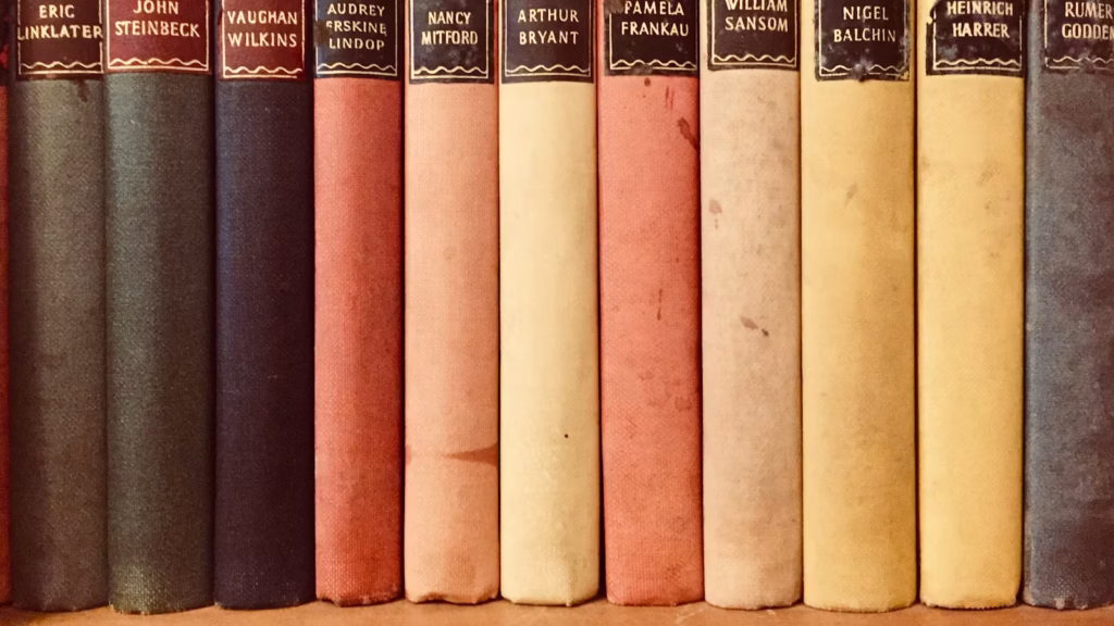 Primer plano de varios libros publicados apilados con sus lomos de colores